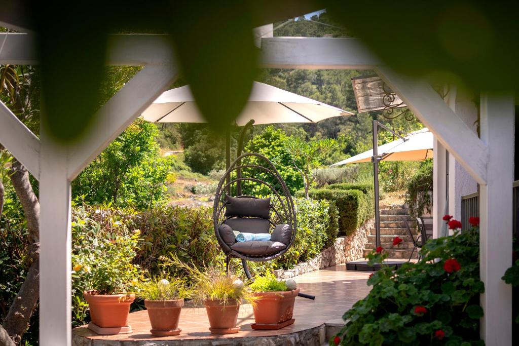 un columpio colgando de un porche con plantas en Stiniva Bay - Hvar Villa, en Brusje