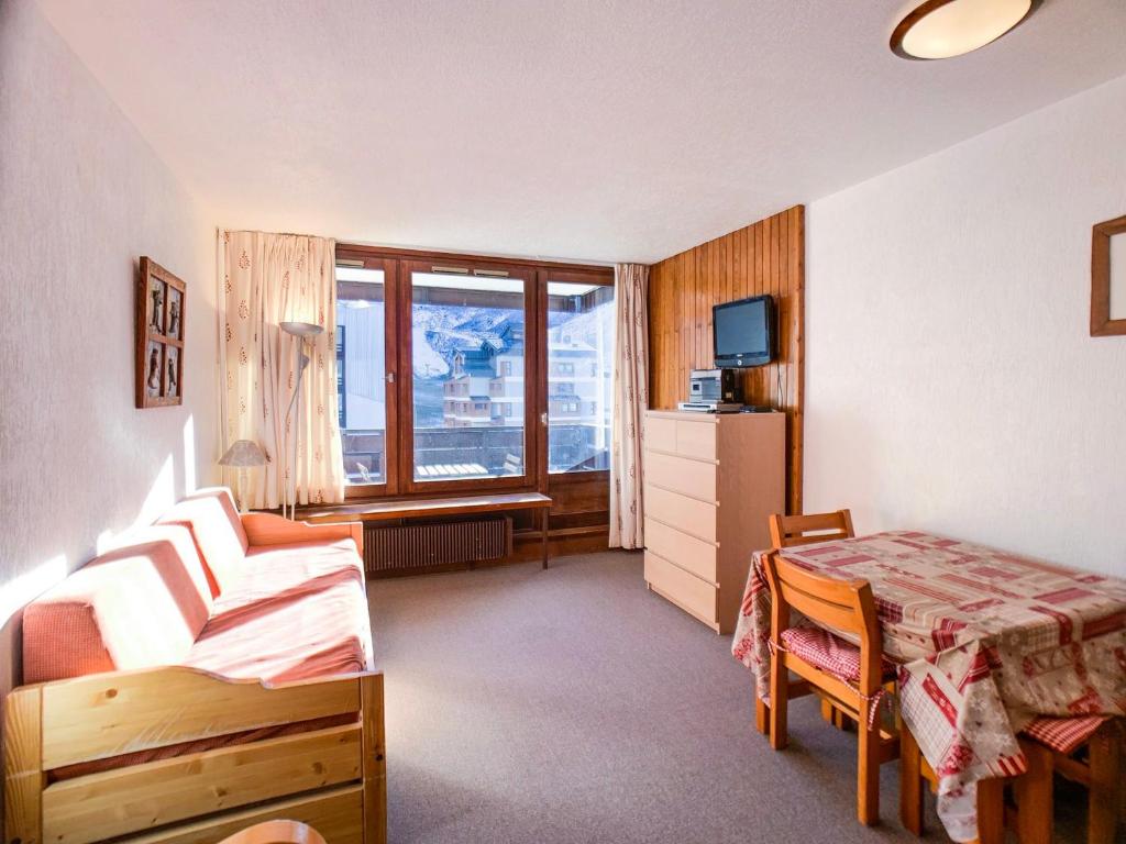 - une chambre avec 2 lits, une télévision et une fenêtre dans l'établissement Studio lumineux avec balcon au pied des pistes - Tignes Val Claret - FR-1-502-523, à Tignes
