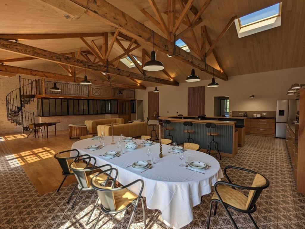 Großes Zimmer mit einem Tisch und Stühlen. in der Unterkunft Appartement Mainxe-Gondeville, 5 pièces, 8 personnes - FR-1-653-235 in Mainxe