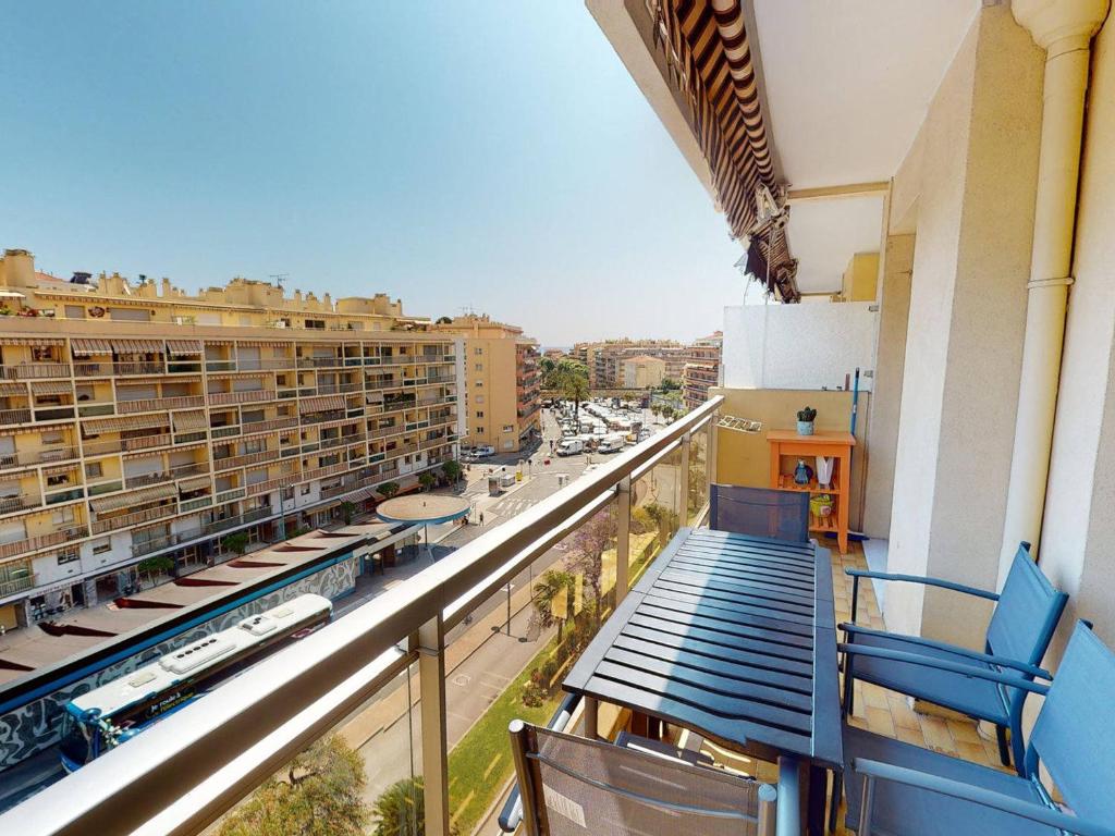 - un balcon avec vue sur une ville avec un train dans l'établissement Spacieux 2P climatisé avec terrasses et garage, proche centre de Menton et plages - FR-1-196-332, à Menton