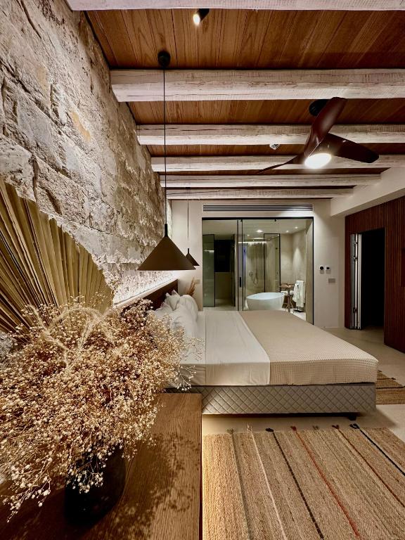 TV a/nebo společenská místnost v ubytování Drymades Inn Resort