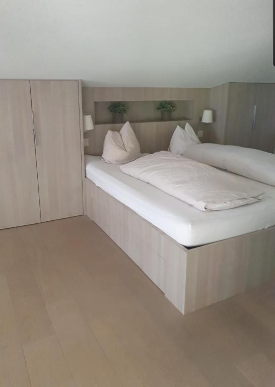 Uma cama ou camas num quarto em Hotel Jungfrau Mürren