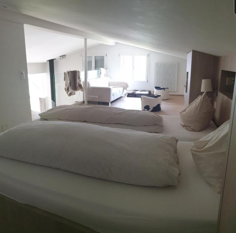 Uma cama ou camas num quarto em Hotel Jungfrau Mürren