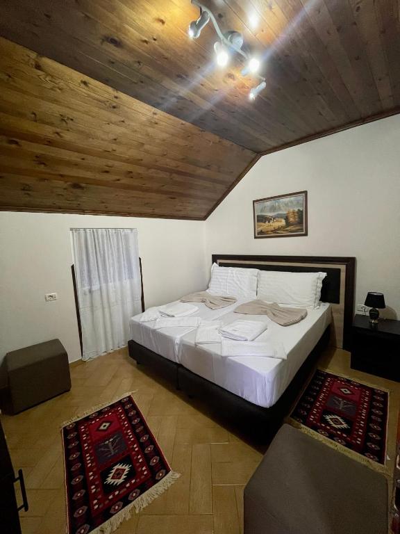 Postel nebo postele na pokoji v ubytování --HOTEL DEAL-- Rooms With Castle View