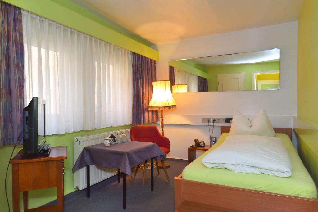 Postel nebo postele na pokoji v ubytování Hotel Goldene Sonne