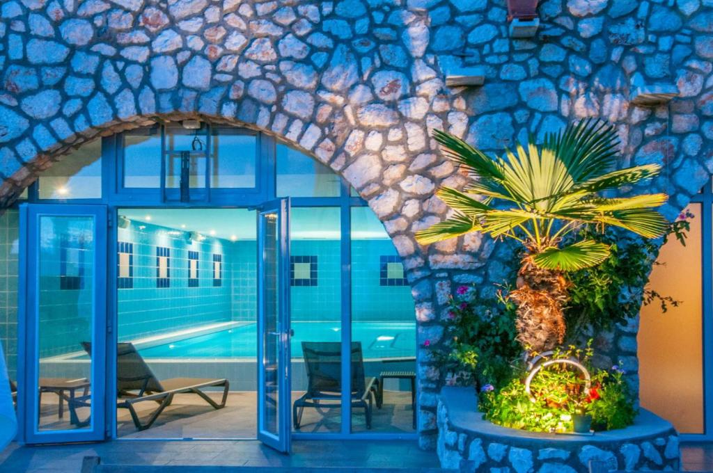 Bazén v ubytování Hotel Zlatni Lav nebo v jeho okolí