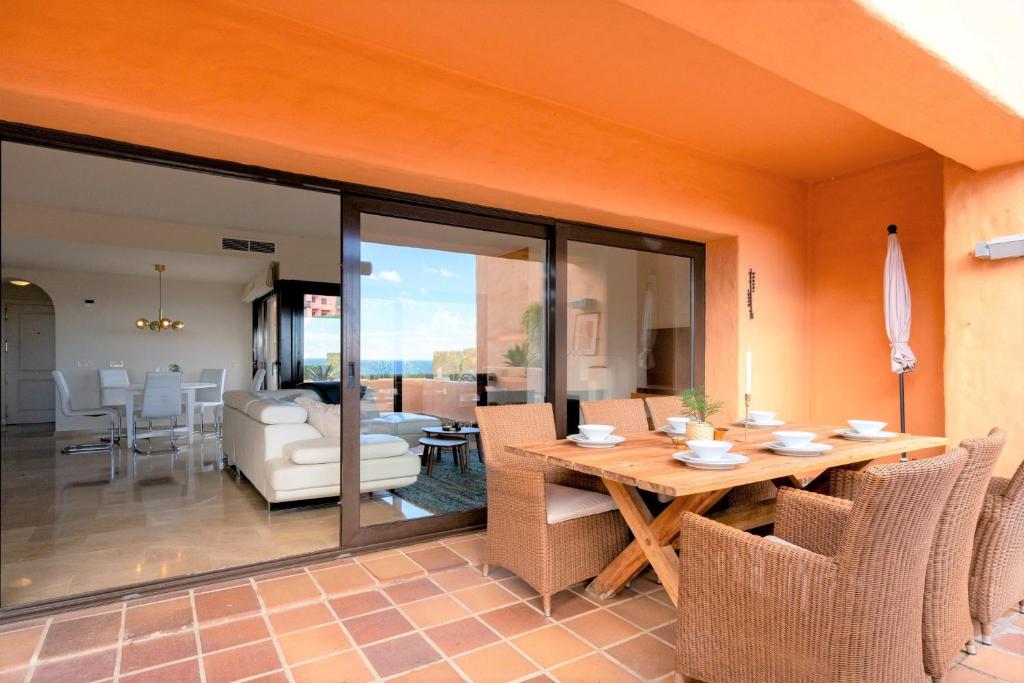 Posezení v ubytování 9 Penthouse with amazing sea views, close to golf Manilva Duquesa
