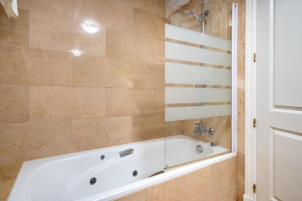 Koupelna v ubytování 9 Penthouse with amazing sea views, close to golf Manilva Duquesa