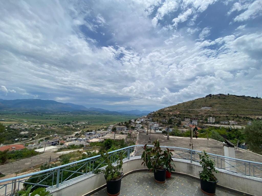 d'un balcon offrant une vue sur la ville. dans l'établissement Vila Rafael, à Saranda