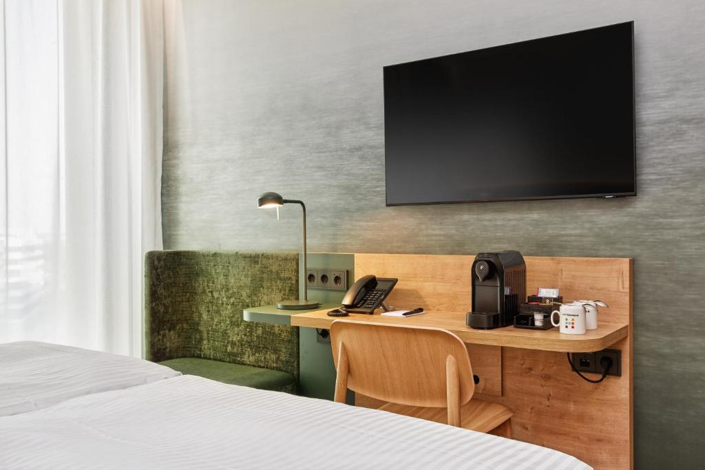 TV a/nebo společenská místnost v ubytování H+ Hotel Frankfurt Eschborn