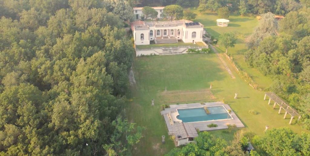 Bazén v ubytování Chateau de Pourpry nebo v jeho okolí