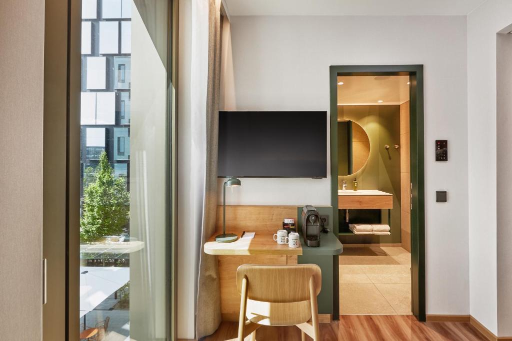 TV a/nebo společenská místnost v ubytování H+ Hotel Frankfurt Eschborn