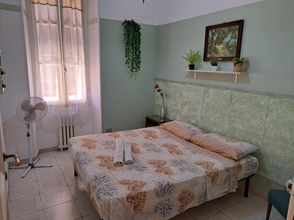 um quarto com uma cama e um ventilador em Camera Privata Vicino al Teatro Ariston em Sanremo