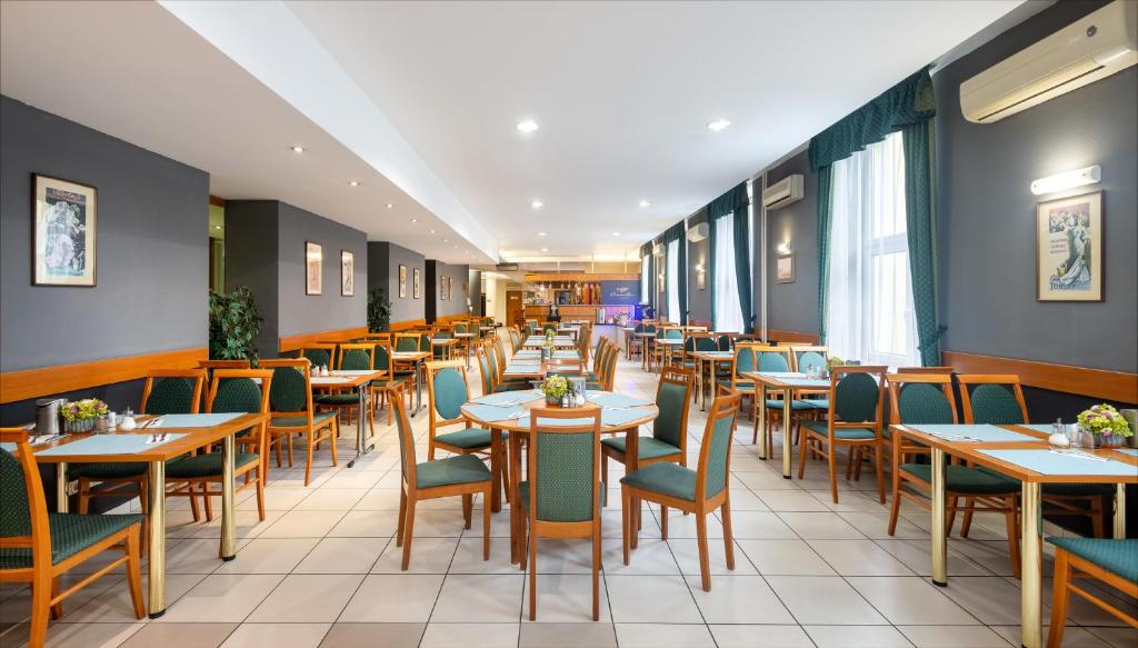 Reštaurácia alebo iné gastronomické zariadenie v ubytovaní Hotel Millennium