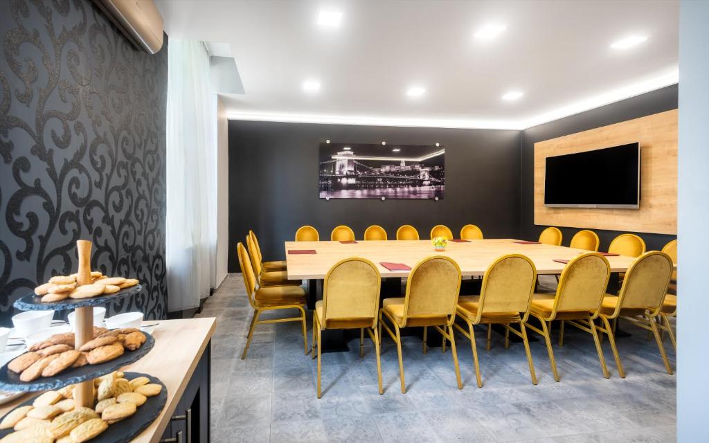 Televízia a/alebo spoločenská miestnosť v ubytovaní Hotel Millennium