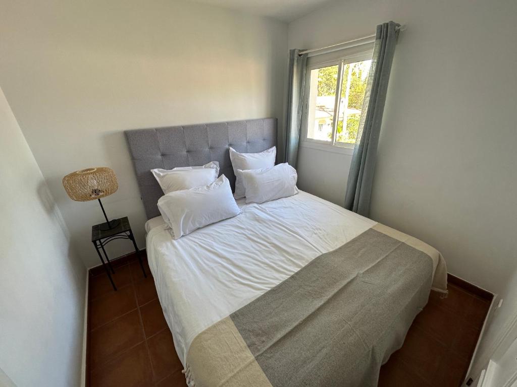 Postel nebo postele na pokoji v ubytování Banus Lodge