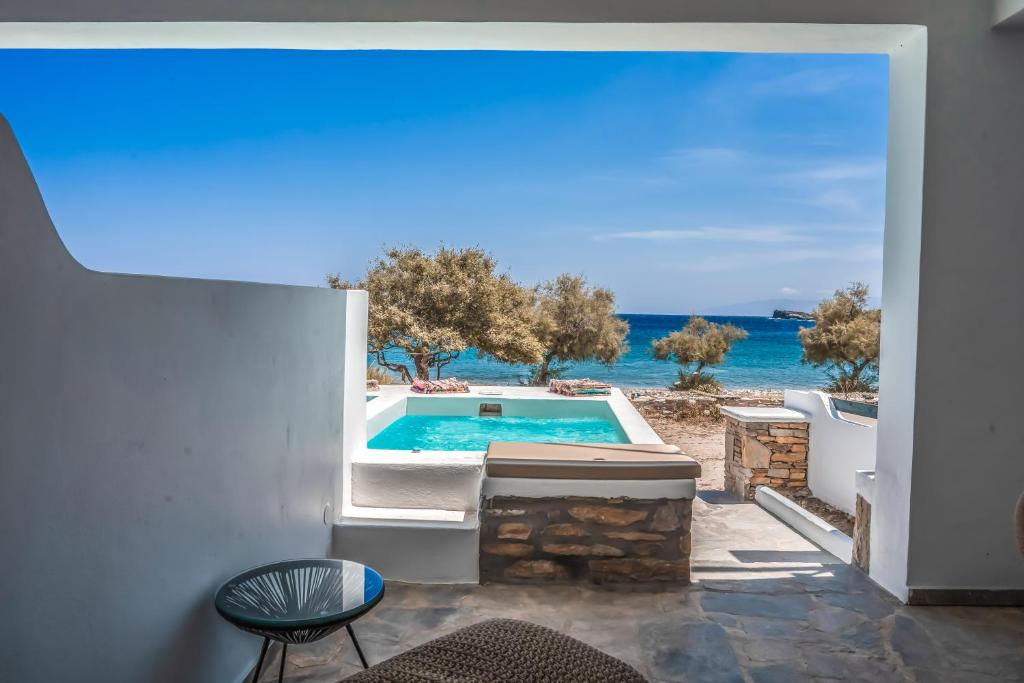 een villa met een dompelbad en uitzicht op de oceaan bij ΚΑΤΟΙΚΙΑ ΜΕ ΜΙΝΙ ΠΙΣΙΝΑ ΣΤΗΝ ΠΑΡΑΛΙΑ 3 Larerooms 3 in Kithnos