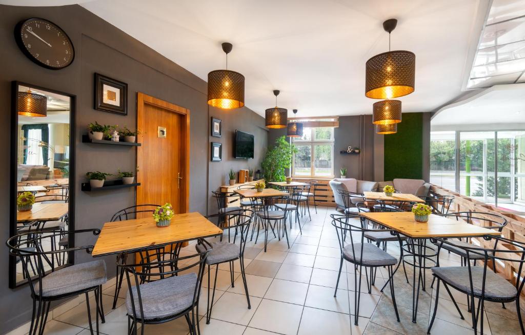 Reštaurácia alebo iné gastronomické zariadenie v ubytovaní Hotel Millennium