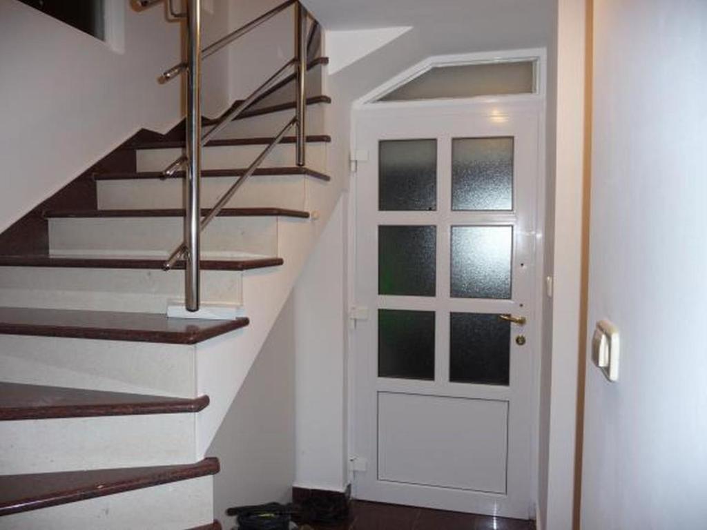 una escalera con una puerta blanca y una escalera en Apartment in Brodarica with sea view, balcony, air conditioning, WiFi 5183-2, en Šibenik