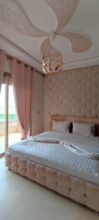 1 dormitorio con 1 cama grande y techo en Saidïa marina, en Saidia 