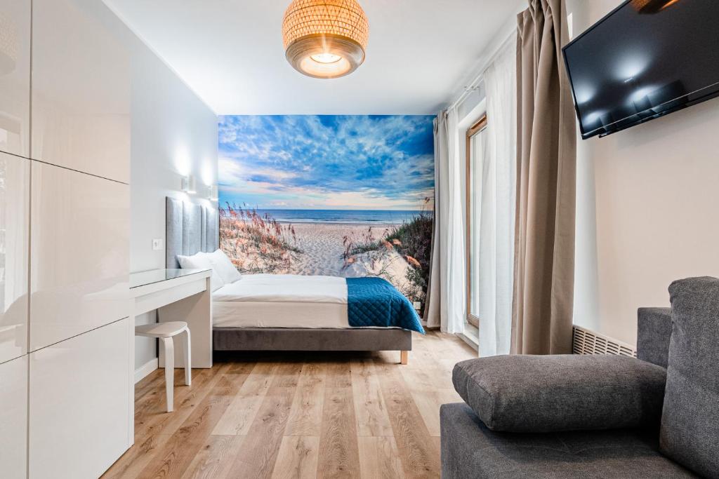 a bedroom with a bed and a painting of a beach at Apartments Lipova Stegna Park Coffee&Wi-Fi- 500 m do plaży, Bezpłatny Meleks in Stegna