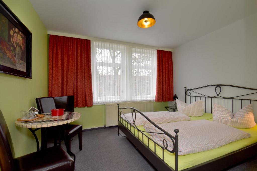 Postel nebo postele na pokoji v ubytování Hotel Goldene Sonne