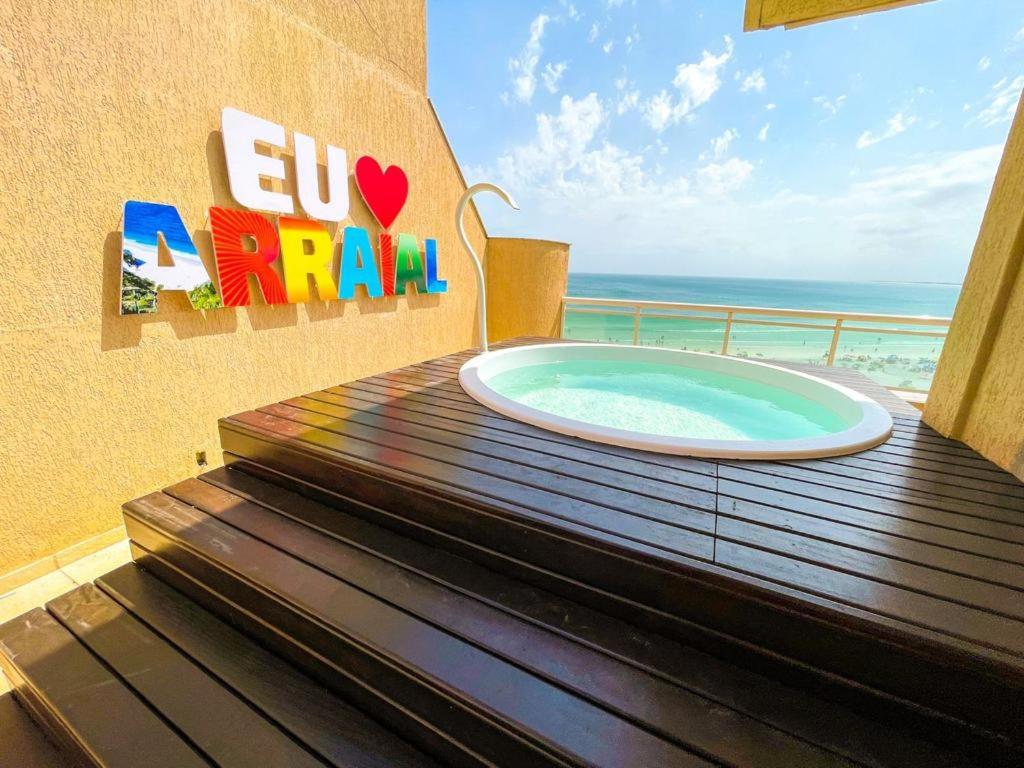 bañera de hidromasaje en el balcón de una casa de playa en Cobertura com Piscina Andrei Noriller Vista Mar, en Arraial do Cabo
