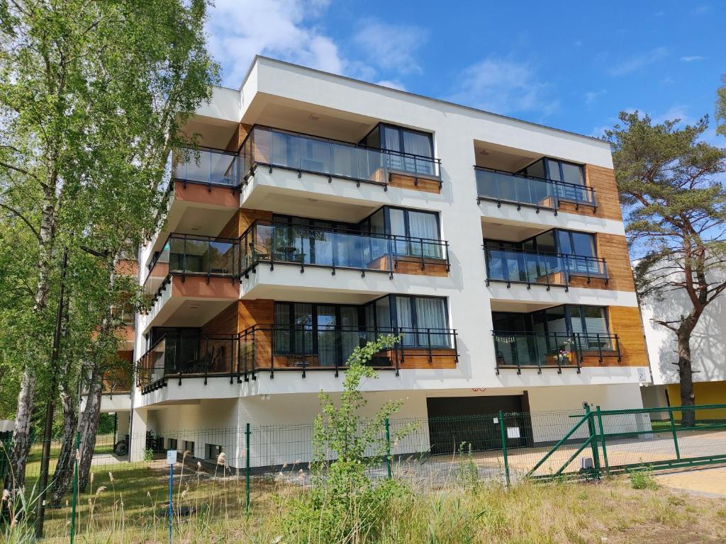 apartamentowiec z balkonami po stronie w obiekcie Enklawa Mielno przy plaży - Szklane apartamenty w mieście Mielno
