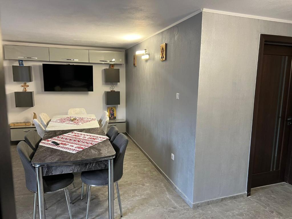 TV a/nebo společenská místnost v ubytování Casa Cernat