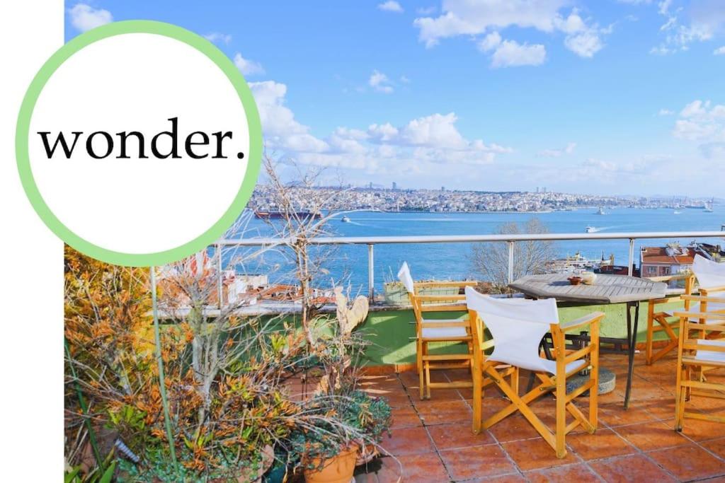 balkon ze stołem i krzesłami oraz słowami cudu w obiekcie Wonder Homes- Spectacular View 6BR, 2BA, Rooftop w Stambule