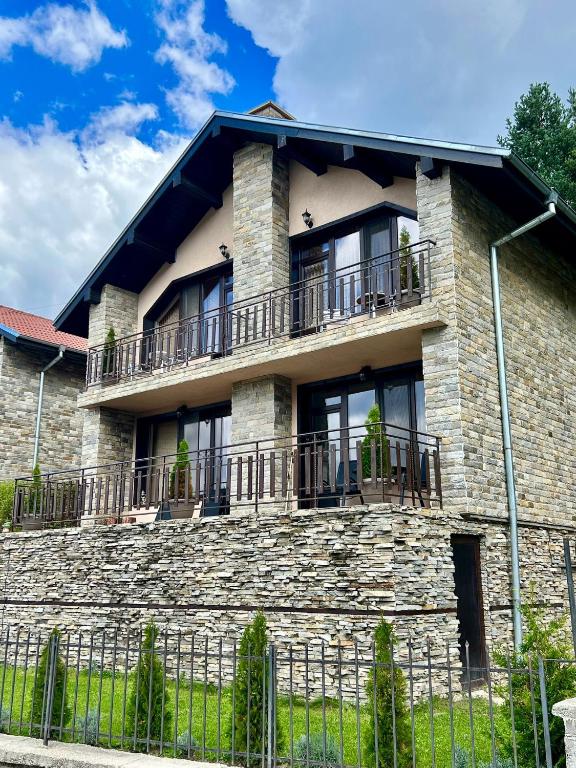 Rodopski Ailyak - Housity
