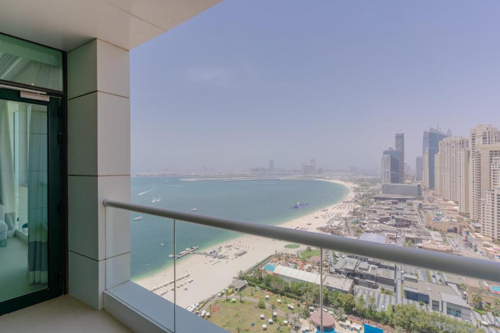 - une vue sur la plage depuis un bâtiment dans l'établissement LUXFolio Retreats - Spacious Modern Living - JBR, à Dubaï