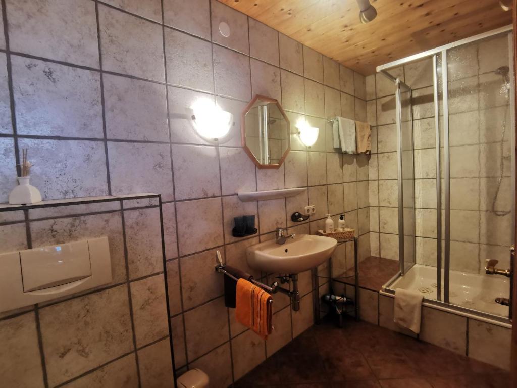 Koupelna v ubytování Schlosserhof