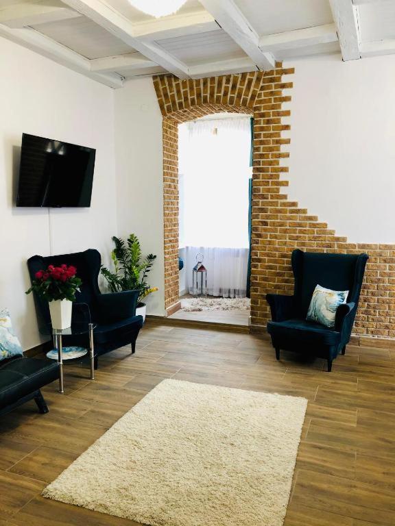 Televízia a/alebo spoločenská miestnosť v ubytovaní Kaliny Apartamenty wanny z hydromasażem