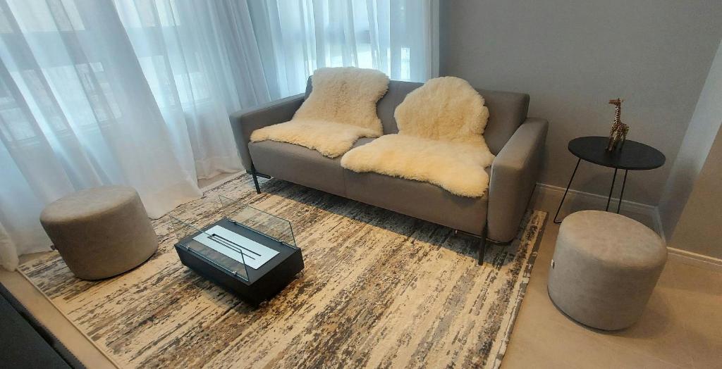 Ruang duduk di Apartamento Metalic com lareira ecológica