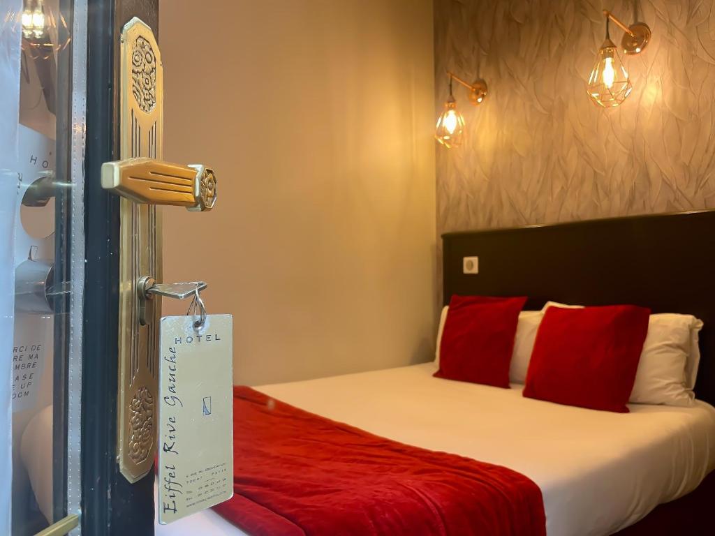 Voodi või voodid majutusasutuse Hôtel Eiffel Rive Gauche toas