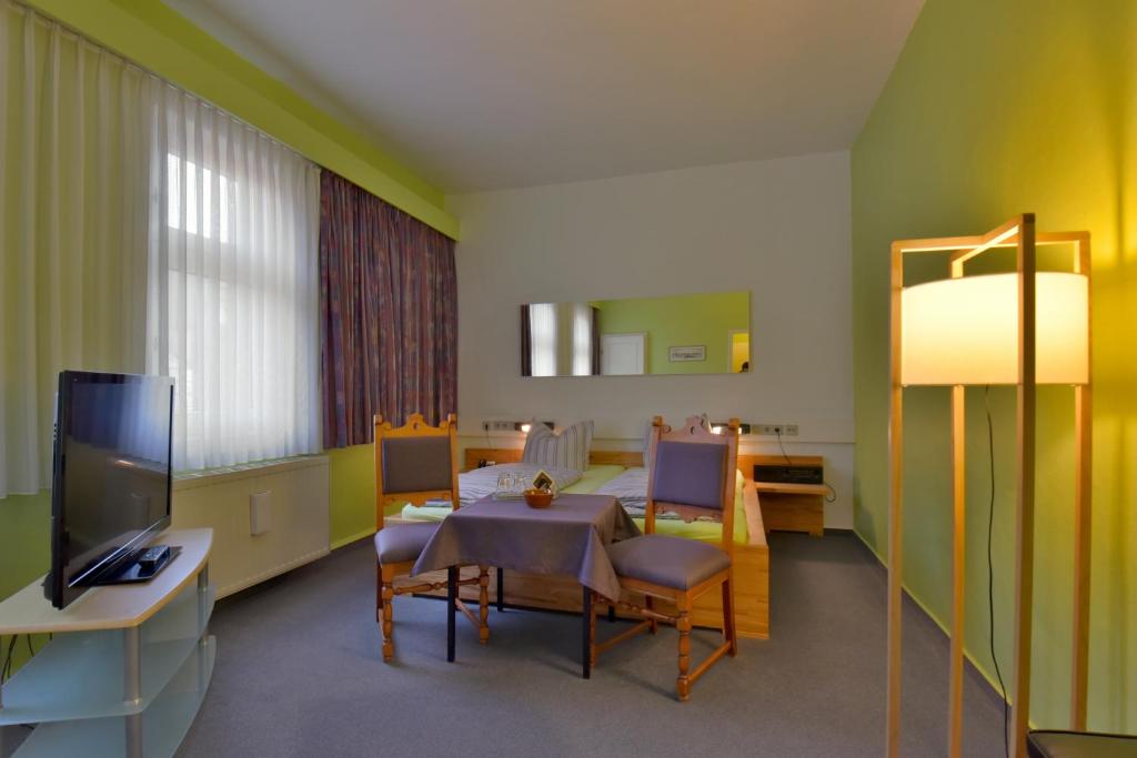 TV a/nebo společenská místnost v ubytování Hotel Goldene Sonne
