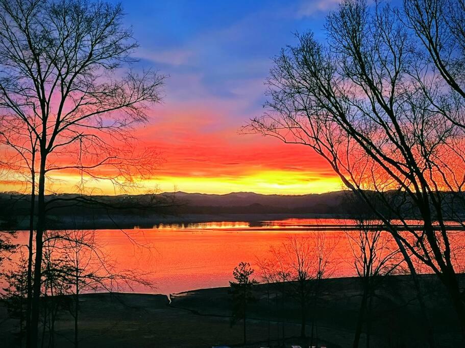 Amazing New House Waterfront Getaway + Boat Dock, Dandridge (updated