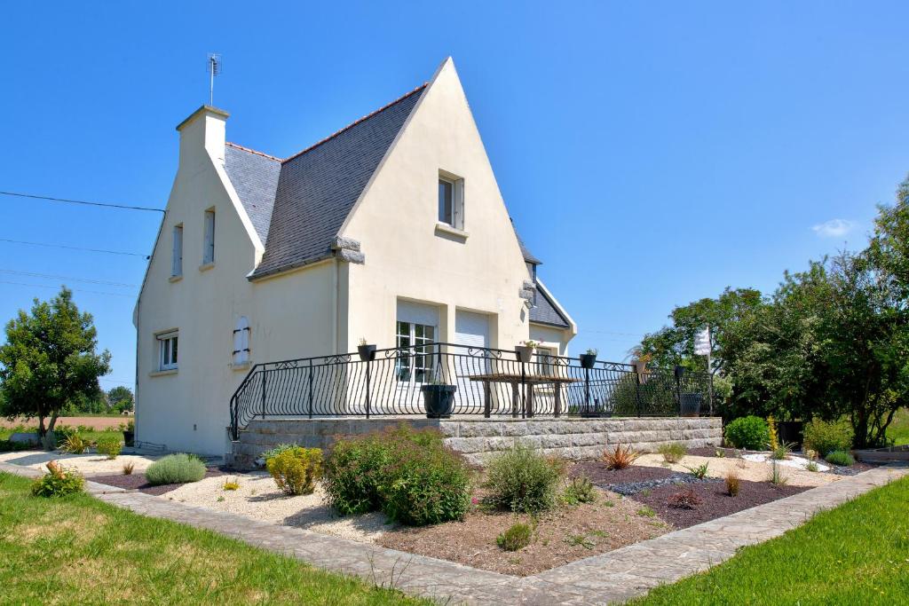 a white house with a black roof at Jolie maison pour 8 personnes in Plobannalec-Lesconil
