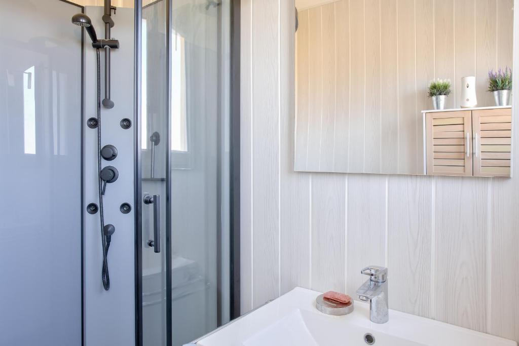 a bathroom with a sink and a shower at Jolie maison pour 8 personnes in Plobannalec-Lesconil