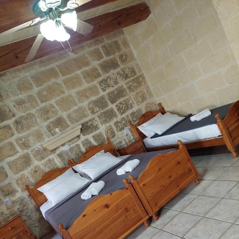 Postel nebo postele na pokoji v ubytování MJ Farmhouse B&B