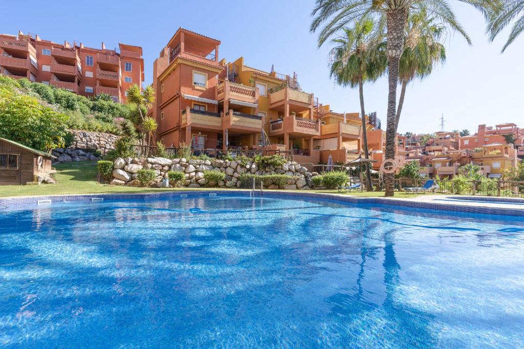 een groot zwembad voor een gebouw bij Reserva de Marbella in Marbella