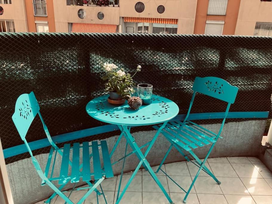 une table et deux chaises sur un balcon dans l'établissement Studio Nice proche plages / université, à Nice