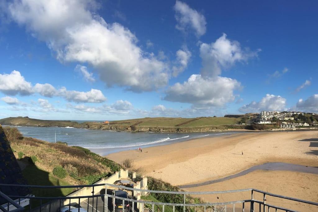 uma vista para uma praia com pessoas na água em Beach Side Top Floor Property, Balcony & Sea Views em Newquay