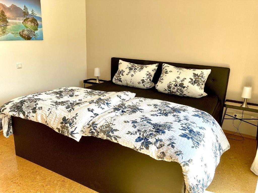 a bedroom with a bed with blue and white sheets and pillows at Ferienwohnung Gerne-Da in Großrinderfeld