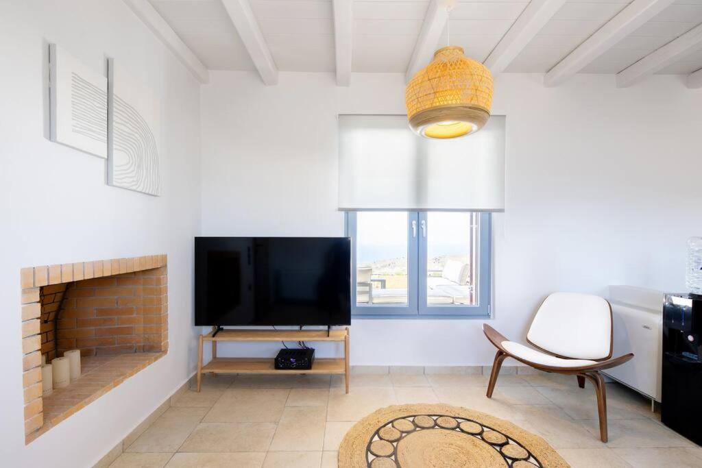 TV i/ili multimedijalni sistem u objektu KEA 360 VILLAS-Hermes Hideout