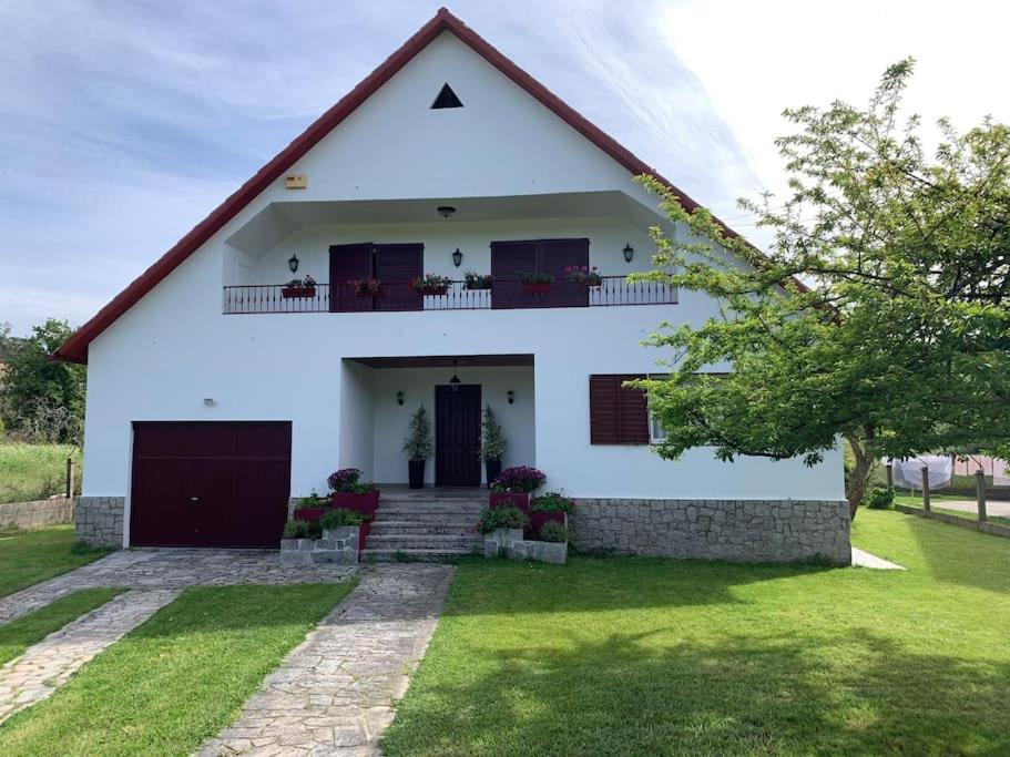 ein weißes Haus mit rotem Dach in der Unterkunft Casa en Nigran amplia, cerca de la playa. in Nigrán