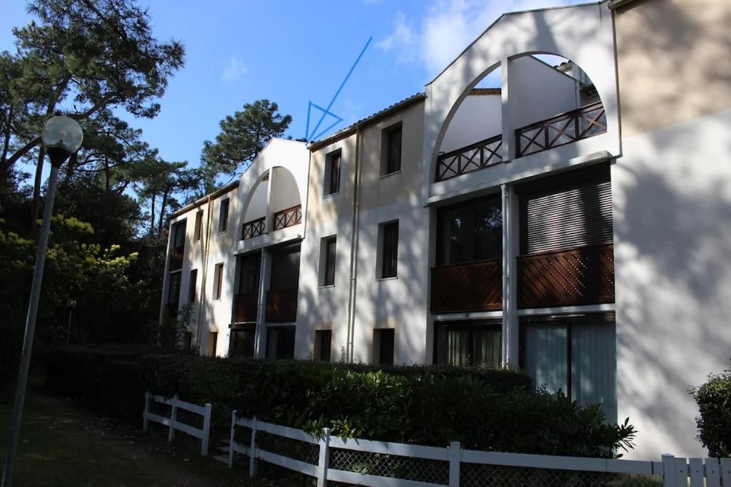 un edificio blanco con una valla delante en SAINT GEORGES DE DIDONNE Baie de l océan les dauphins, en Saint-Georges-de-Didonne