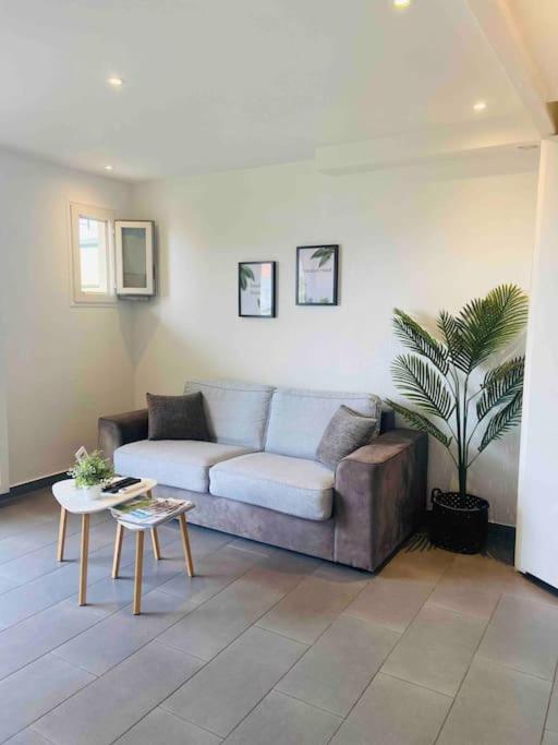 un salon avec un canapé et une table dans l'établissement Tropi’Case, à Villeneuve-Loubet