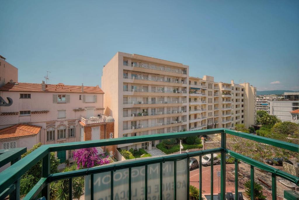 Balkon lub taras w obiekcie IMMOGROOM - Duplex with air conditioner - 5 min from the beach - Suquet